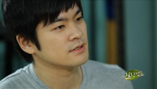 장기하(가수)
가수 장기하가 SBS 토크쇼 ‘힐링캠프 기쁘지 아니한가’에서 투병 사실을 고백했다. 22일 SBS에 따르면 장기하는 ‘힐링캠프’ 녹화 현장에서 치명적인 병을 앓고 있음을 털어놨다. 그는 병 때문에 한때 꿈꿨던 드러머를 포기할 수밖에 없었고, 현재 연주를 할 수 없는 상황까지 이르렀다고 말했다.