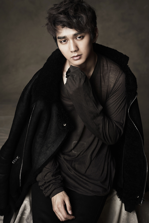 유승호(배우)
배우 유승호(19ㆍ사진)가 MBC 새 수목드라마 ‘보고싶다’(극본 문희정, 연출 이재동)에 출연한다. 22일 제작사에 따르면 유승호는 ‘보고싶다’에서 부모 세대의 악연으로 인해 한정우(박유천 분)와 대립각을 세우는 자산운용가 강형준역을 맡았다.