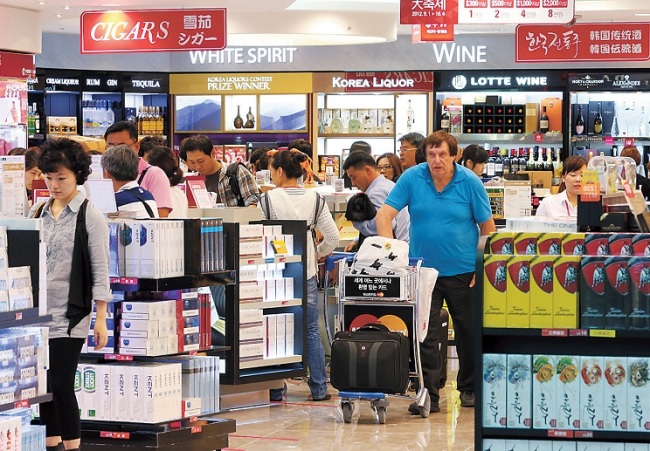 A duty-free shop in Incheon International Airport  (Yonhap News)