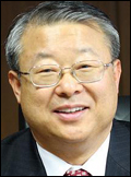 송재빈(공무원/한국건설생활환경시험연구원장)
송재빈(55ㆍ사진) 원장은 지난 22일 “구미 불산사고에서 보듯 요즘 화학물질의 사용 증가와 환경오염으로 인해 안전해야 할 실내공간이 각종 환경성 질환을 일으키는 위해요소로 가득 차 있다”며 “깨끗한 환경에서 자라야할 어린이들이 어려서부터 질환에 시달리는 경우가 많고, 심각한 사회문제로 대두돼 이런 사업을 하게 됐다”고 소개했다.