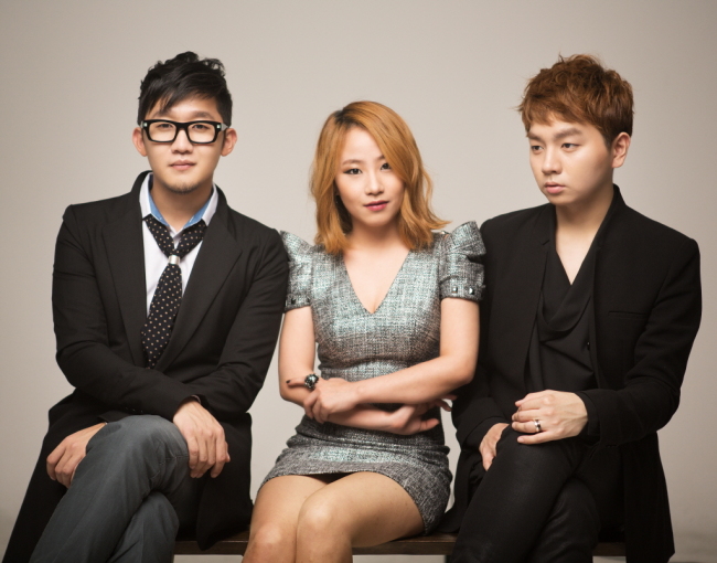 어반자카파(Urban Zakapa/가수)
감성 알앤비그룹 어반자카파가 선공개곡 ‘리버(River)’를 공개한다. 어반자카파는 오는 30일 정규 2집 앨범 ‘02’ 발매에 앞서 24일 ‘리버’를 선공개하고 음악 팬들을 찾는다. 선공개 곡 ‘리버’는 이번 앨범을 통해 어반자카파가 전하고자 하는 감성음악을 느낄 수 있는 곡으로, 이별 끝에도 길게 드리워진 사랑때문에 여전히 상처받고 있는 이들에게 ...
