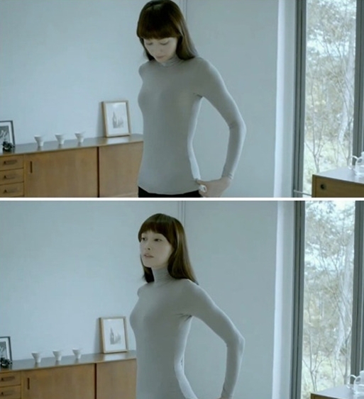 이나영(배우)
이나영 마네킹 몸매가 네티즌들의 시선을 사로 잡았다. 최근 의류브랜드 유니클로 CF에서 이나영은 몸에 딱 붙는 누드톤 상의를 입고 S라인...나영은 유난히 길고 가는 팔다리와 잘록한 허리라인이 마네킹 몸매를 연상시킨다.