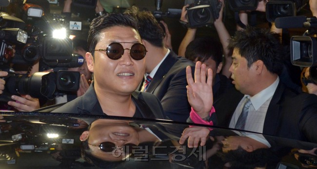 싸이(박재상/가수)
190년의 역사를 자랑하는 옥스퍼드 유니언은 재학생 약 70%인 1만2000명이 회원으로 등록된 학생모임이다. 1년에 명사 3...유니언 간부들은 물론 일반 학생들도 싸이 초청에 전폭적인 지지를 표시했다”고 말했다. 싸이는 자신의 삶과 음악에 대한 열정 등을 약 한 시간 동안 영어로 연설할 계획이다.