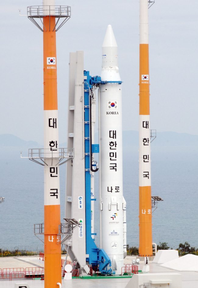 나로호 기립사진 8일 오후4시경.<br /><사진제공 항공우주연구원>