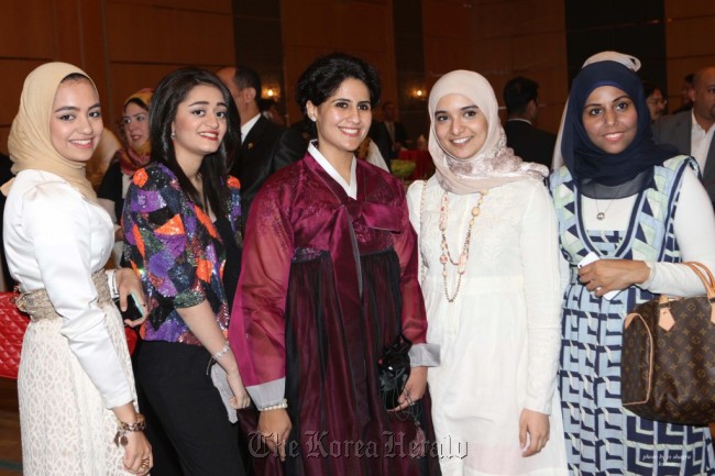 Sheikha Alanoud Al-Sabah (center) poses with other participants at the Korean National Day reception at the Korean Embassy in Kuwait City on Oct. 2.    Korean Embassy in Kuwait