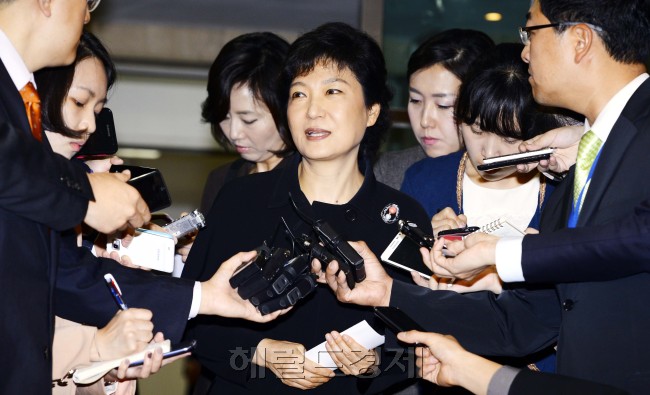 새누리당 박근혜 대선 후보가 22일 오후 서울 역삼동 전국택시연합회관에서 택시운송사업주들과 간담회를 가진 뒤 정수장학회 논란과 관련한 기자들의 질문에 답하고 있다. 박 후보는 최필립 정수장학회 이사장의 퇴진 거부에 대해 "이 상황이 사퇴를 거부한다고 해서 해결될 일이 아니다"라고 말했다. 박현구 기자phko@heraldcorp.com