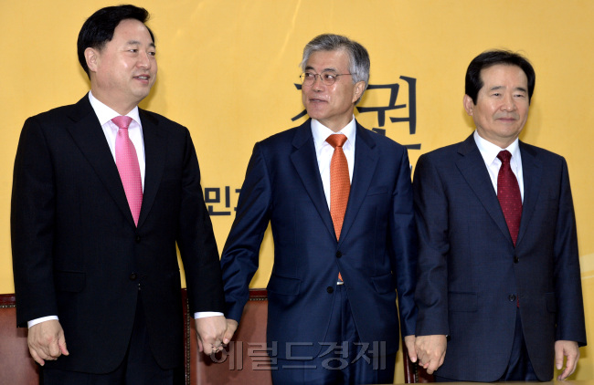 민주통합당 문재인 대선 후보가 23일 정세균 상임고문 과 김두관 경남지사와 서울 영등포 당사에서 회동을 갖고 있다. 박현구 기자phko@heraldcorp.com
민주통합당 문재인 대선 후보가 23일 정세균 상임고문 과 김두관 경남지사와 서울 영등포 당사에서 회동을 갖고 있다. 박현구 기자phko@heraldcorp.com