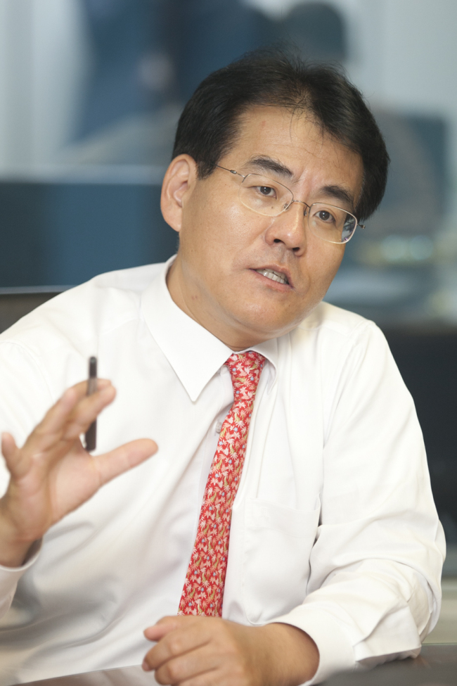 조호제(금융인/하나대투증권상무)
채권시장에 50년만기 초장기채권이 처음으로 선보였다. 한국도로공사가 발행한 공사채로 하나대투증권이 주간한 것이다. 발행을 성공시킨 조호제 하나대투증권 자산운용총괄 상무(사진)는 ...공사 채권의 최종 수요자는 보험사 등 국내외 주요 장기투자기관인 것으로 알려졌다.