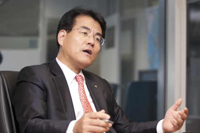 조호제(금융인/하나대투증권상무)
채권시장에 50년만기 초장기채권이 처음으로 선보였다. 한국도로공사가 발행한 공사채로 하나대투증권이 주간한 것이다. 발행을 성공시킨 조호제 하나대투증권 자산운용총괄 상무(사진)는 ...공사 채권의 최종 수요자는 보험사 등 국내외 주요 장기투자기관인 것으로 알려졌다.