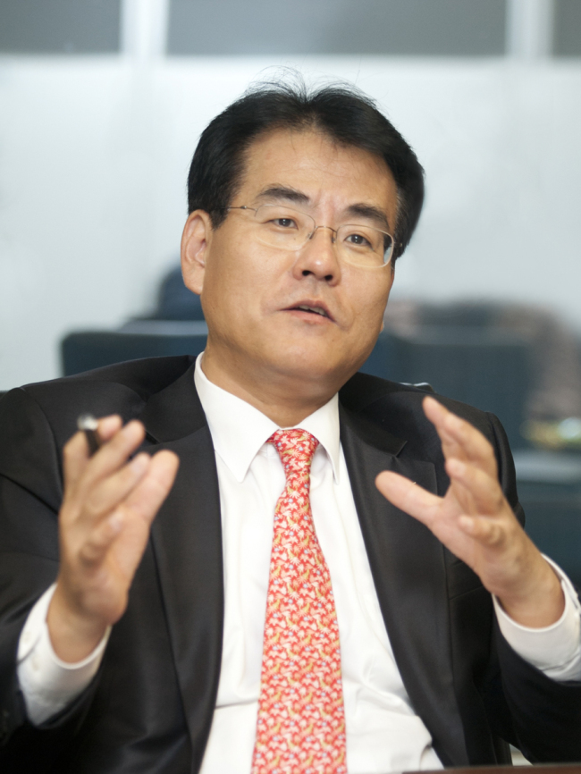 조호제(금융인/하나대투증권상무)
채권시장에 50년만기 초장기채권이 처음으로 선보였다. 한국도로공사가 발행한 공사채로 하나대투증권이 주간한 것이다. 발행을 성공시킨 조호제 하나대투증권 자산운용총괄 상무(사진)는 ...공사 채권의 최종 수요자는 보험사 등 국내외 주요 장기투자기관인 것으로 알려졌다.