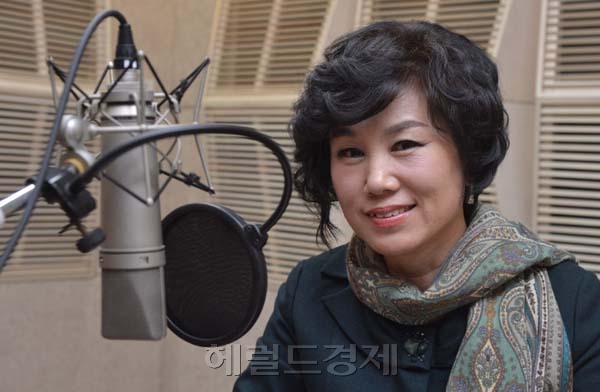 이미선(KBS아나운서)
KBS 1FM(93.1㎒)에서 매일 오후 10시부터 12시까지 방송하는 클래식 음악 프로그램 ‘당신의 밤과 음악’이 다음 달 7일 30년을 맞는다. 1982년 첫 방송을 시작해 현옥, 유애리, 안희재, 한순옥 아나운서 등이 진행석을 거쳤고, 현재 위로와 휴식을 주는 목소리의 주인공은 이미선(56) KBS 아나운서다. 그는 1978년 동아방송으로 입사해 1983년 KBS ‘음악의 산책’을 맡은 뒤 30년 가까이 클래식 라디오 프로그램과 함께한 KBS의 최장수 클래식 DJ다. ‘당신의 밤과 음악’에선 1993년부터 지역방송사 근무기간을 제외하고 16년째 안방마님이다.