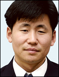 김영길(기관사)
지하철 1∼4호선을 운영하는 서울메트로(사장 김익환)는 ‘2012년 최우수 기관사 선발대회’에서 지축승무사업소 김영길 기관사를 최우수 기관사로 선정했다고 23일 밝혔다. 김 ...시 충격을 최소화하는 제동능력과 운전취급 능력에서 다른 참가자보다 높은 평가를 받았다고 서울메트로는 설명했다.