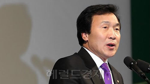 손학규(전 국회의원/민주통합당)
통합의 정치’를 화두로 내 건 박근혜 새누리당 대선후보와 문재인 민주통합당 대선후보의 고민이 깊어지고 있다. 통합구상의 마지막 퍼즐로 여겨져 왔던 이재오 의원과 손학규 상임고문의 마음이 좀처럼 움직이지 않고 있기 때문이다.