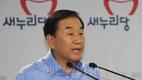 이재오(국회의원/새누리당)
통합의 정치’를 화두로 내 건 박근혜 새누리당 대선후보와 문재인 민주통합당 대선후보의 고민이 깊어지고 있다. 통합구상의 마지막 퍼즐로 여겨져 왔던 이재오 의원과 손학규 상임고문의 마음이 좀처럼 움직이지 않고 있기 때문이다.