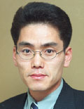 김대우(언론인)
23일 오전 10시 회사에서 CNN을 통해 생중계된 버락 오바마 미국 대통령과 밋 롬니 공화당 대선후보의 3차 TV토론회를 지켜봤다. 대선일(11월6일)까지 꼭 보름 남은 시점에서 플로리다주 보카레이튼 린대학에서 열린 3차 TV토론에서 두 후보는 외교정책을 놓고 격돌했다. 앞선 두 차례의 TV토론에서 오바마 대통령과 롬니 후보가 각각 1승씩 주고받으며 초박빙인 상태에서 이번 결승 토론이 최대 승부처가 될 것으로 본 두 후보는 일찌감치 20일부터 유세를 접고 90분간 진행될 토론 준비에 주력해왔다.