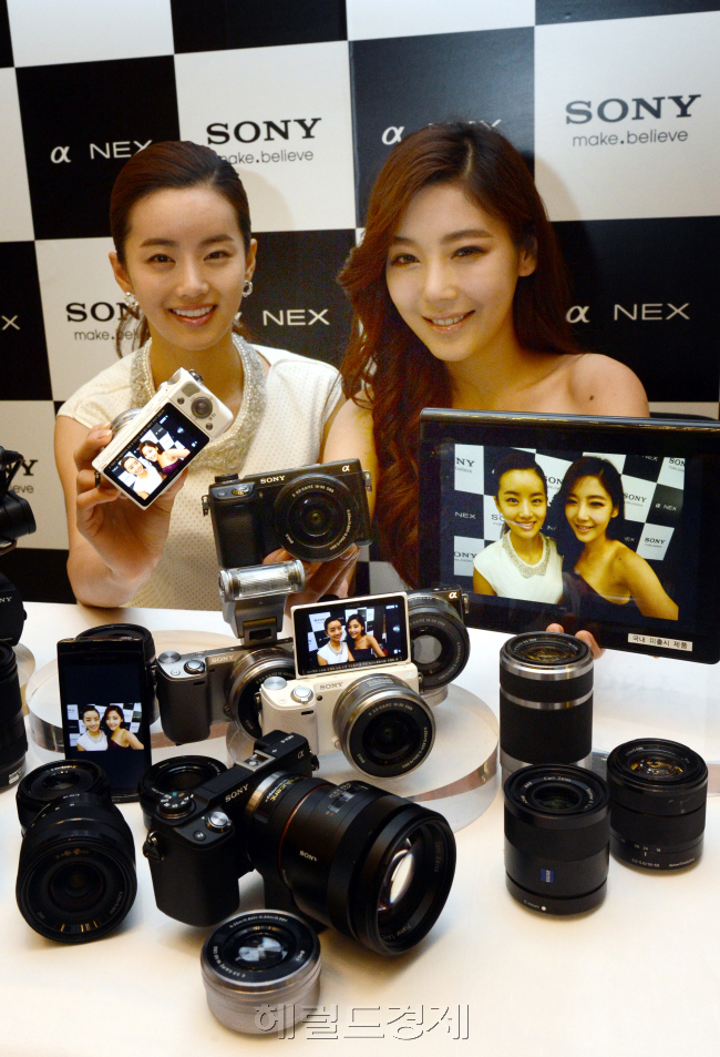 소니쾨리아가 신제품 미러리스 카메라 2종(NEX-5R,NEX-6)을 공개했다. NEX-5N의 후속 카메라로 와이파이 기능,셀카가 가능한 180도플립LCD,새롭게 출시된 팬케이크 전동식 번들 줌렌즈가 추가되었다. NEX-6는 더욱 빠르고 정확해진 듀얼 AF,뛰어난 휴대성과 조작성,다양한 부가기능등 DSLR을 뛰어넘는 미러리스 최초 올인원 프리미엄 보급기이다. <br />정희조 기자/checho@heraldcorp.com 121023
소니쾨리아가 신제품 미러리스 카메라 2종(NEX-5R,NEX-6)을 공개했다. NEX-5N의 후속 카메라로 와이파이 기능,셀카가 가능한 180도플립LCD,새롭게 출시된 팬케이크 전동식 번들 줌렌즈가 추가되었다. NEX-6는 더욱 빠르고 정확해진 듀얼 AF,뛰어난 휴대성과 조작성,다양한 부가기능등 DSLR을 뛰어넘는 미러리스 최초 올인원 프리미엄 보급기이다.
정희조 기자/checho@heraldcorp.com 121023