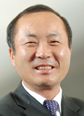 유천일(기업인/STX메탈 대표이사)
지난달 비상장 그룹 계열사인 STX중공업을 흡수 합병하겠다고 선언하면서 이들이 일으킬 시너지에 벌써부터 시장의 관심이 쏠리고 있다. ... 회사는 ‘STX중공업(주)’로 사명이 변경된다. STX그룹 관계자는 “이번 합병으로 기업과 주주의 가치를 높이고 STX그룹 전체의 재무건전성 제고도 기대할 수 있다”며