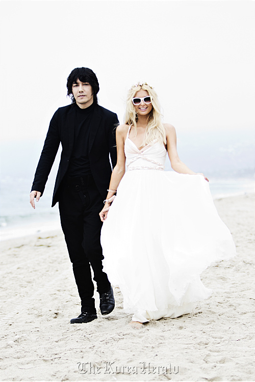 A photo of Kim Jang-hoon and Paris Hilton in a video shoot of their new music video, “Not Here,” as it appears on Kim’s me2day page.