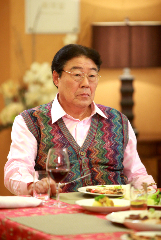 김성겸(배우)
출연하는 드라마마다 ‘회장님’ 역할을 도맡아 관심을 모으고 있다. ‘나비부인’에서 김성겸은 우재(박용우 분)의 할아버지이자 제일백화점의 회장인 이삼구 역을 열연 중이다. 김성겸은...강 회장 역을 연기하는 등 성만 다른 수많은 ‘회장님’ 역할을 섭렵하고 있다.