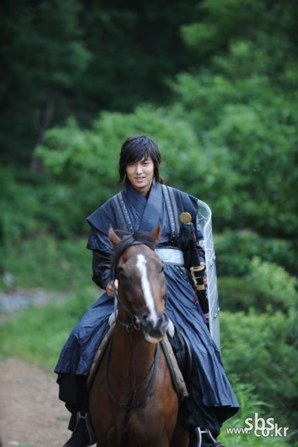 이민호(배우)
서병기 대중문화>‘신의', 킹메이커를 통해 바람직한 지도자상 보여준다
