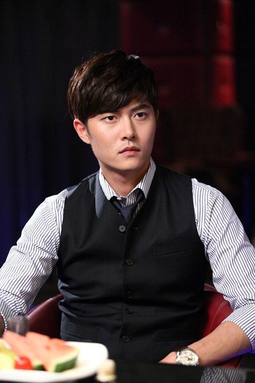 재희(이현균/배우)
배우 재희가 자신에 대한 ‘비밀 결혼 생활’ 보도에 대해 공식적인 입장을 밝혔다. 재희는 10월 23일 소속사를 통해 “사랑하는 여인과 함께 하고 있는 것은 사실이지만 ‘극비’...때 큰 의지가 되어준 사람과 행복한 생활을 하고 있다. 굳이 숨기려고 했다기 보다는 그 사람이 일반인이라 소중한 사람을 보호하고 싶었다”며 “스스로 밝히기 전에 보도가 돼 당황스럽..