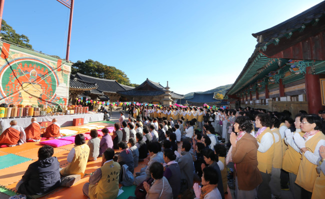 <YONHAP PHOTO-0708> 양산 통도사, 창건 1367주년 '개산대재' (양산=연합뉴스) 최병길 기자 = 경남 양산 통도사(주지 원산)가 창건 1천367주년을 맞아 23일 대웅전 앞에서 개산대제(開山大齊)를 봉행하고 있다. 2012.10.23 <<지방기사참고>> choi21@yna.co.kr/2012-10-23 13:08:52/ <저작권자 ⓒ 1980-2012 ㈜연합뉴스. 무단 전재 재배포 금지.>
<YONHAP PHOTO-0708> 양산 통도사, 창건 1367주년 '개산대재' (양산=연합뉴스) 최병길 기자 = 경남 양산 통도사(주지 원산)가 창건 1천367주년을 맞아 23일 대웅전 앞에서 개산대제(開山大齊)를 봉행하고 있다. 2012.10.23 <<지방기사참고>> choi21@yna.co.kr/2012-10-23 13:08:52/ <저작권자 ⓒ 1980-2012 ㈜연합뉴스. 무단 전재 재배포 금지.>
<YONHAP PHOTO-0708> 양산 통도사, 창건 1367주년 '개산대재' (양산=연합뉴스) 최병길 기자 = 경남 양산 통도사(주지 원산)가 창건 1천367주년을 맞아 23일 대웅전 앞에서 개산대제(開山大齊)를 봉행하고 있다. 2012.10.23 <<지방기사참고>> choi21@yna.co.kr/2012-10-23 13:08:52/ <저작권자 ⓒ 1980-2012 ㈜연합뉴스. 무단 전재 재배포 금지.>
