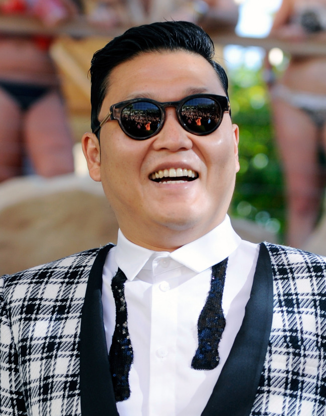 싸이(박재상/가수)
<YONHAP PHOTO-0141> Psy arrives on stage before he perform at the Hard Rock Hotel & Casino during Rehab, the resort's weekly pool party, on October 21, 2012 in Las Vegas, Nevada. David Becker/Getty Images/AFP== FOR NEWSPAPERS, INTERNET, TELCOS & TELEVISION USE ONLY ==../2012-10-23 05:50:55/ <저작권자 ⓒ 1980-2012 ㈜연합뉴스. 무단 전재 재배포 금지.>
Psy