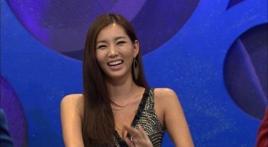 이지민(화제인물)
23일 방송된 tvN ‘화성인 바이러스’에는 자신의 몸을 마네킹 사이즈에 맞추기 위해 노력을 아끼지 않는 ‘엘프마네킹녀’ 이지민 씨가 출연했다.
이날 방송에서 확인된 엘프마네킹녀의 신체 사이즈는 키 172cm에 몸무게 51kg, 다리길이 105cm, 신체 사이즈 34-25-36의 놀라운 비율이었다. 실제 마네킹과 비교해서도 이 씨의 신체 사이즈는 대체로 마네킹과 일치했다.