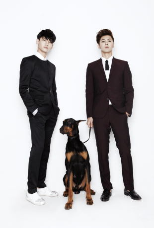 동방신기(가수/남자그룹)
지난달 26일 발매된 동방신기 의 새 앨범이자 타이틀곡 이름이기도 한 ‘Catch Me’가 음반 차트 1위를 달리고 있다. 싸이 열풍으로 인해 ‘뮤직뱅크’에서는 아직 1위를 못...사회비판 등으로 변화를 추구해왔다. 앞으로도 끊임없이 변신하겠다”고 생각을 전했다. 동방신기의 춤 실력은 여전했다. 퍼포먼스는 역동적이고 화려했으며, 카리스마와 에너지로 넘쳤다