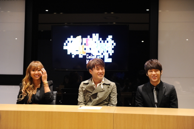 23일 오후 2시 SBS 목동사옥에서 열린‘2012 가요대전’ 기자간담회에서 박승민 PD와 씨스타의 효린, 인피니트의 우현이 질문에 답변하고 있다. [사진 제공=SBS]
23일 오후 2시 SBS 목동사옥에서 열린‘2012 가요대전’ 기자간담회에서 박승민 PD와 씨스타의 효린, 인피니트의 우현이 질문에 답변하고 있다. [사진 제공=SBS]