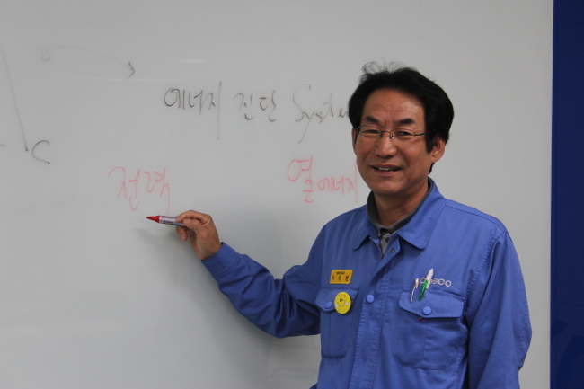 이석현(포스코 컨선턴트)
포스코가 이같은 성과는 수십 년간 ‘새는 에너지’를 막아 온 에너지 컨설턴트들의 노고가 있어 가능했다. 이석현(57) 포스코 컨설턴... 주로 해온 에너지 컨설턴트계의 베테랑이다. 그는 하루에 50억원 가량의 에너지를 쓰는 포스코에서 석탄이나 전기 등 에너지 사용을 줄이는 업무를 담당해왔다.