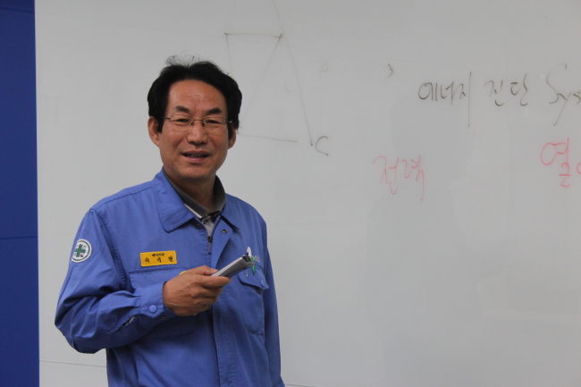 이석현(포스코 컨선턴트)
포스코가 이같은 성과는 수십 년간 ‘새는 에너지’를 막아 온 에너지 컨설턴트들의 노고가 있어 가능했다. 이석현(57) 포스코 컨설턴... 주로 해온 에너지 컨설턴트계의 베테랑이다. 그는 하루에 50억원 가량의 에너지를 쓰는 포스코에서 석탄이나 전기 등 에너지 사용을 줄이는 업무를 담당해왔다.