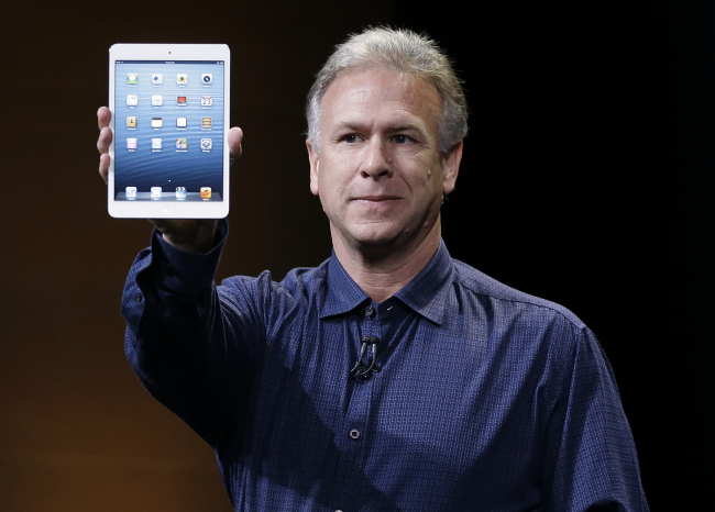 필립 실러(Philip Schiller/기업인/애플 부사장)
Phil Schiller, Apple's senior vice president of worldwide product marketing, introduces the iPad Mini in San Jose, Calif., Tuesday. (AP-Yonhap News)