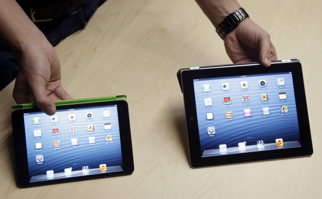 The iPad Mini, at left, is shown next to the 4th Generation iPad in San Jose, Calif., Tuesday. (AP-Yonhap News)