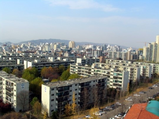 둔촌주공아파트 재건축 사업의 종상향 작업 지연으로 사업의 불확실성 높아지고 잇는 가운데 조합원들이 조합과 입주자대표회의 두편으로 갈라져 대립하는 등 내분 조짐을 보이고 있다. 사진은 둔촌주공 아파트 전경
둔촌주공아파트 재건축 사업의 종상향 작업 지연으로 사업의 불확실성 높아지고 잇는 가운데 조합원들이 조합과 입주자대표회의 두편으로 갈라져 대립하는 등 내분 조짐을 보이고 있다. 사진은 둔촌주공 아파트 전경