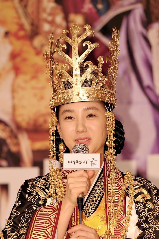 박주미(배우)
배우 박주미가 교통사고를 당해 현재 병원에서 치료 중이다. 박주미 관계자는 10월 24일 본지와의 통화에서 “KBS1 ‘대왕의 꿈’ 촬영장으로 이동 하던 중 고속도로에서 교통사고를 당했다”고 전했다. 이어 그는 “현재 병원에서 치료를 받고 있으며 아직 검사를 받지 않아 박주미의 상태에 대해 언급할 수 있는 상태가 아니다”고 덧붙였다.