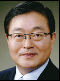 신헌(기업인/롯데백화점 대표)
신헌 롯데백화점 대표의 ‘선물 경영’이 업계에 화제가 되고 있다. 임직원들에게 구두와 펜을 나눠주며 현장을 발로 뛰고 창의적으로 생각하라는 뜻을 전한 것...원들의 사기도 높이고 최고경영자(CEO)로서 리더십도 십분 발휘했다는 평가다.