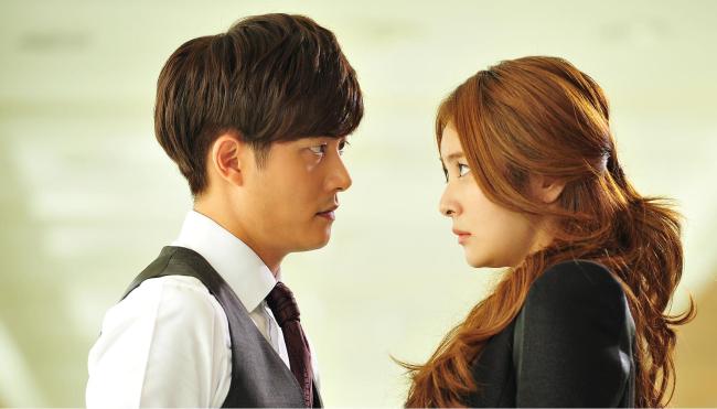 재희(좌/이현균/배우),손은서(손지연/배우)
재희가 180도 돌변한 연기로 시청자들의 호평을 얻으며 향후 전개에 대한 궁금증을 자아내고 있다. MBC 주말 드라마 ‘메이퀸’에서 해주(한지혜 분)의 든든한 후원자이자 약혼자였던 창희(재희 분)가 악역으로 돌변하는가 하면 인화(손은서 분)에게 사랑을 고백하는 등 파격적인 행보를 보이고 있는 것.