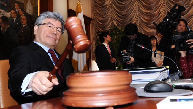 10오전 한국은행에서 열린 금융통화위원회에서 김중수 한국은행 총재가 회의를 주재하고 있다.<br />김명섭 기자 msiron@