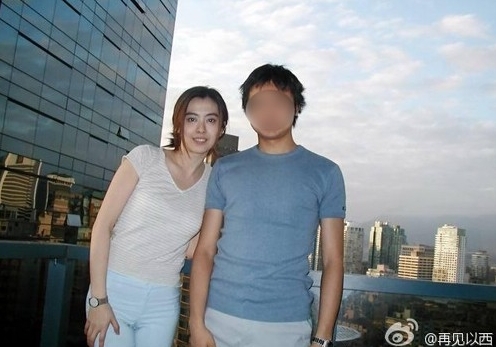 왕조현(Wang Zuxian/중국배우)
은퇴와 함께 캐나다로 떠난 왕쭈셴(왕조현,45)의 평소 모습을 담은 사진이 인터넷에 공개돼 화제다. 지난 19일 중국판 트위터엔 웨이보에서 한 네티즌이 왕쭈셴...은 자연스러운 모습이다. 왕쭈셴은 짙은 눈썹에 하얀 피부로 20대 전성기 시절의 청순한 매력과 신비로운 분위기를 그대로 간직하고 있다.