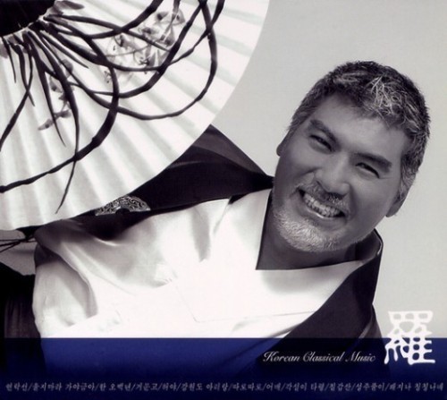 나훈아(최홍기/가수)
가수 나훈아(65ㆍ본명 최홍기)가 뇌경색으로 투병 중이다. 여성월간지 우먼센스 11월호는 “나훈아가 지난 여름 뇌경색 증세를 보여 양평 자택에 머물며 양·한방 집중 치료를 받고 있다”면서 “현재 의사표시는 할 수 있을 정도로 병세가 호전됐지만 여전히 말하는 데 어려움을 겪고 있다”고 전했다.