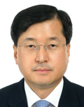 박기홍(기업인/포스코 부사장)
포스코가 올 3분기 ‘영업이익 1조 클럽’에서 벗어난데 이어, 오는 4분기에는 이보다 더 저조한 실적을 달성할 것으로 예상된다. 소재 및 에너지 부문의 ...잡은 것이다. 박기홍 포스코 부사장은 지난 23일 서울 여의도 한국거래소에서 열린 ‘3분기 기업설명회’ 후 기자들과 만나 “4분기 실적은 3분기 실적보다 더 나빠질 수 있다”고 ...