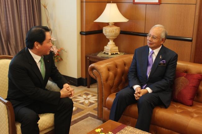 최태원(기업인/SK회장),나지브 라자크(Najib Tun Razak/말레이시아 총리)
동남아를 방문 중인 최태원(왼쪽) SK그룹 회장이 23일(현지시간) 말레이시아 쿠알라룸푸르 국회의사당에서 나지브 라자크 총리를 만나 에너지ㆍ정보통신 등 분야의 협력 방안을 논의했다.