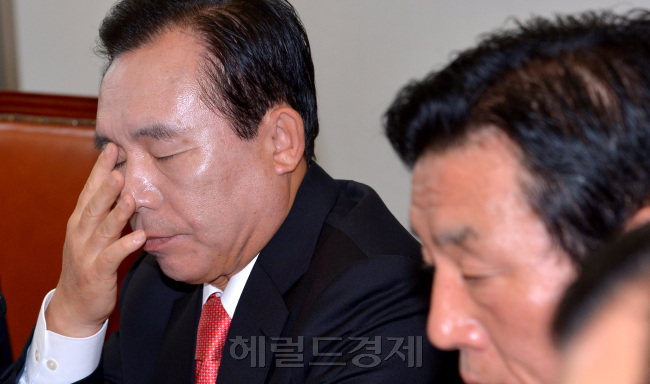 새누리당과 선진통일당간의 합당이<br />빠르면 이번주 안에 전격 타결될 것으로 보이는 가운데 24일 오전 국회에서 이인제 선진통일당 대표가 최고위원회의를 주재하고 있다. 박현구 기자phko@heraldcorp.com
새누리당과 선진통일당간의 합당이
빠르면 이번주 안에 전격 타결될 것으로 보이는 가운데 24일 오전 국회에서 이인제 선진통일당 대표가 최고위원회의를 주재하고 있다. 박현구 기자phko@heraldcorp.com
새누리당과 선진통일당간의 합당이
빠르면 이번주 안에 전격 타결될 것으로 보이는 가운데 24일 오전 국회에서 이인제 선진통일당 대표가 최고위원회의를 주재하고 있다. 박현구 기자phko@heraldcorp.com
이인제 선진통일당 대표가 24일 최고위원회의에 참석, 곤혹스러운 표정을 짓고 있다. 이 대표는 이날 회의에서 “우리 당은 노선이나 가치가 같고, 나라의 안정과 국민행복을 위해 손잡을 수 있는 그런 세력이나 후보와 연대하려고 한다”고 밝혔다.  박현구 기자/phko@