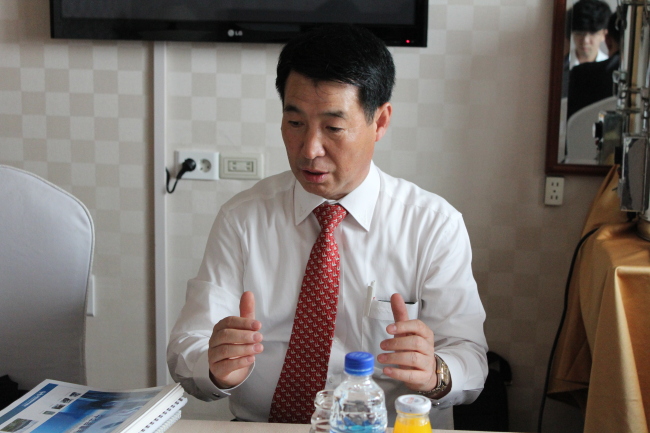 유한식(기업인/이엠코리아사장)
선박평형수 장치 기술 독보적 환경 부문 등 매출 증가 기대 “에너지(Energy)와 기계(Machinery)라는 영문 기업명에서 알 수 있듯 이엠코리아의 미래는 에너지에 있습니다.” 유한식 이엠코리아의 사장은 지난 23일 한국거래소와 창원상공회의소 주최로 경남 창원에서 열린 언론과의 인터뷰에서 “앞으로는 환경ㆍ에너지 부문 매출 비중이 비약적으로 늘...