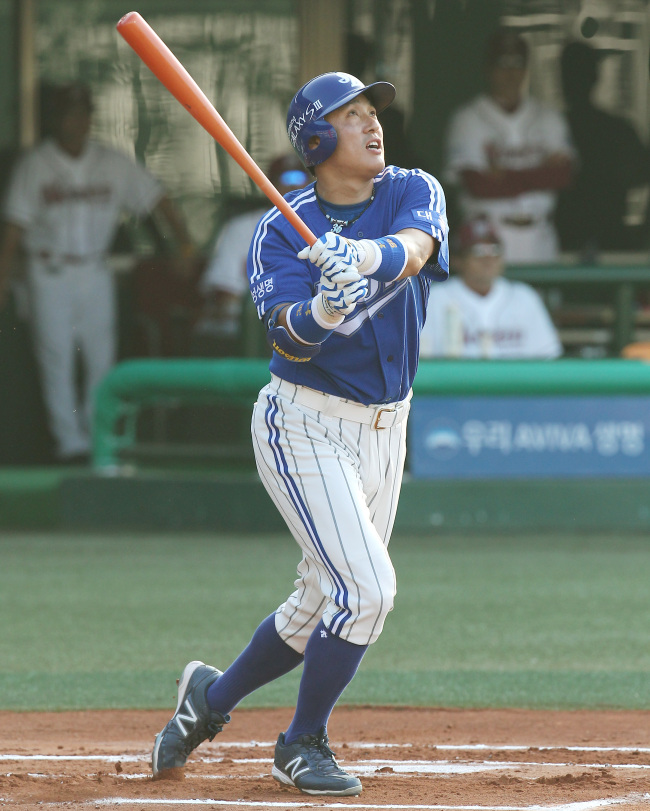 이승엽(야구선수/삼성라이온즈/내야수)
‘라이언킹’ 이승엽(36·삼성)이 ‘가을 드라마’의 완성을 꿈꾸고 있다. 이승엽은 24일 오후 6시 대... 날렸다. 이어 마해영이 끝내기 홈런으로 이승엽은 생애 첫 한국시리즈 우승을 맛봤다. 이승엽. 사진=삼성 라이온즈 그러나 이승엽의 가을 드라마는 아직 완성품이 아니다.
이승엽. 사진=삼성 라이온즈