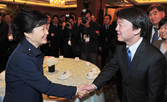 박근혜 한나라당 대선후보와 안철수 무소속 대선후보가 24일 서울 롯데호텔에서 한국경제신문 주최로 열린 '글로벌 인재포럼 2012'  행사에 참가해 악수하고 있다.<br />/국회사진기자단
박근혜 한나라당 대선후보와 안철수 무소속 대선후보가 24일 서울 롯데호텔에서 한국경제신문 주최로 열린 '글로벌 인재포럼 2012'  행사에 참가해 악수하고 있다.
/국회사진기자단