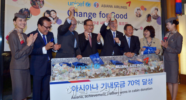 아시아나는 23일 오후 (현지 시각) 뉴욕 UN 한국대표부에서 지난 1994년부터 시작된 ‘사랑의 기내 동전 모으기 운동’ 70억원 돌파 기념식을 가졌다. 이 자리에 참석한 류종수 유니세프한국위원회 사무총장, 앤서니 레이크 유니세프 총재,윤영두 아시아나 사장, 반기문 UN사무총장, 김숙 UN대사, 박동은 유니세프 한국위원회 부회장이(왼쪽 두번째 부터) 동전을 쏟아 붓고 있다.<br />김명섭 기자 msiron@heraldcorp.com
아시아나는 23일 오후 (현지 시각) 뉴욕 UN 한국대표부에서 지난 1994년부터 시작된 ‘사랑의 기내 동전 모으기 운동’ 70억원 돌파 기념식을 가졌다. 이 자리에 참석한 류종수 유니세프한국위원회 사무총장, 앤서니 레이크 유니세프 총재,윤영두 아시아나 사장, 반기문 UN사무총장, 김숙 UN대사, 박동은 유니세프 한국위원회 부회장이(왼쪽 두번째 부터) 동전을 쏟아 붓고 있다.
김명섭 기자 msiron@heraldcorp.com
23일(현지시간) 미국 뉴욕의 유엔 주재 한국대표부에서 열린 ‘사랑의 기내 동전 모으기 운동’ 70억원 돌파 기념식에서 참석자들이 동전을 쏟아붓고 있다.
뉴욕=김명섭 기자/msiron@heraldcorp.com