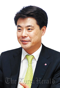 도미니크 오(Dominique Oh/기업인/애플코리아 총괄사장)
Apple Korea chief gets pink slip by email
