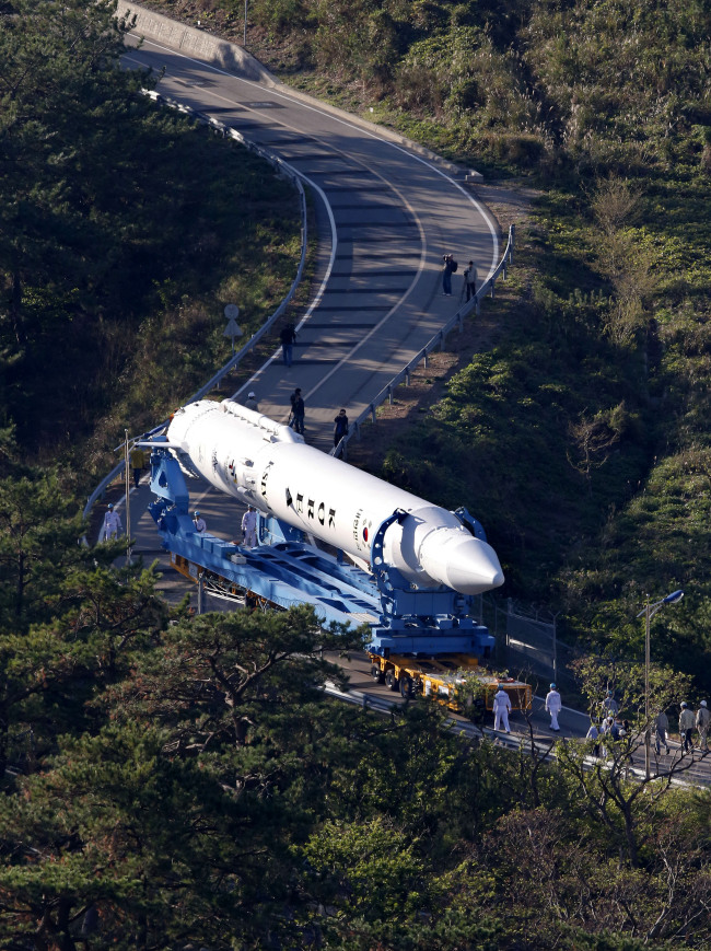 한국 첫 우주발사체 '나로호(KSLV-1)'의 3차 발사 예정을 이틀 앞둔 24일 오전 나로호가 전남 고흥군 외나로도 나로우주센터 발사체조립동에서 발사대로 옮겨지고 있다.  <br />사진공동취재단 2012.10.24
한국 첫 우주발사체 '나로호(KSLV-1)'의 3차 발사 예정을 이틀 앞둔 24일 오전 나로호가 전남 고흥군 외나로도 나로우주센터 발사체조립동에서 발사대로 옮겨지고 있다.
사진공동취재단 2012.10.24